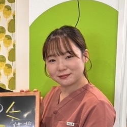 カイロ整体を仕事にしている若い女性